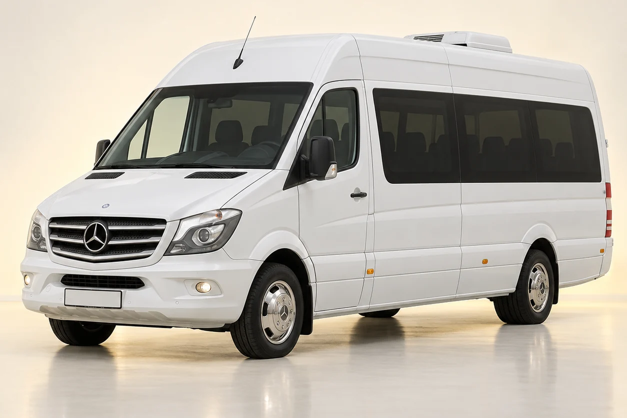 Студийная визуализация белого Mercedes-Benz Sprinter