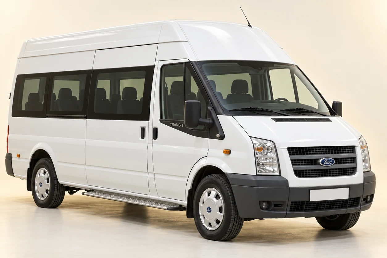 Студийная визуализация белого Ford Transit, вид спереди и со стороны пассажирской двери