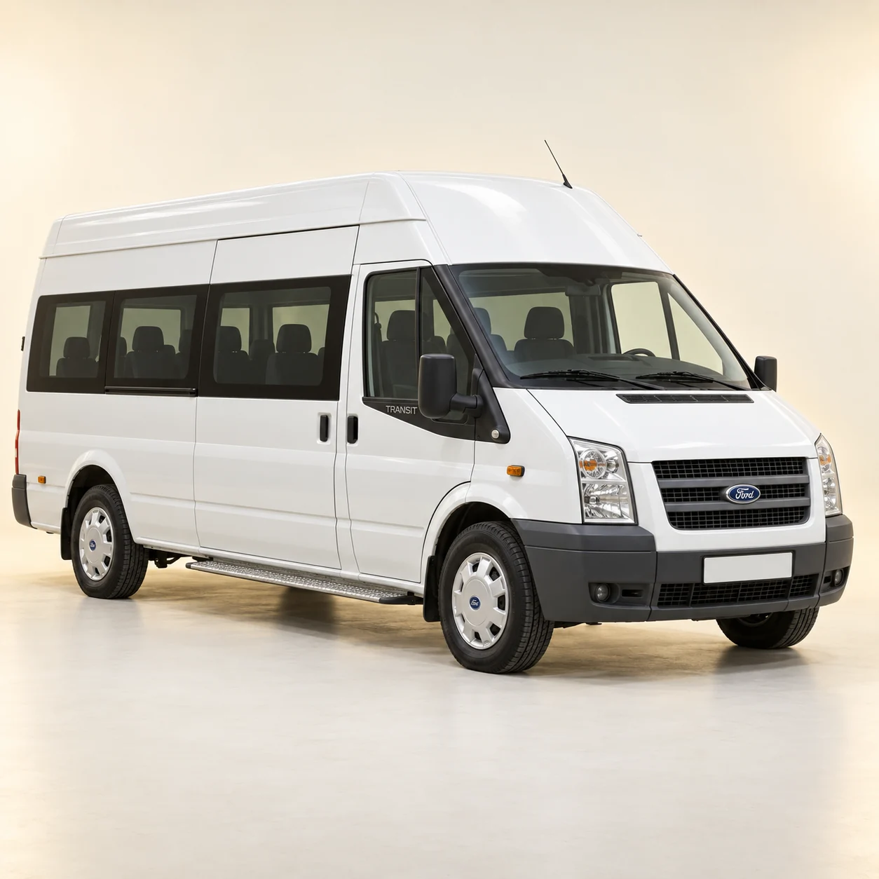 Студийная визуализация белого Ford Transit, вид спереди и со стороны пассажирской двери