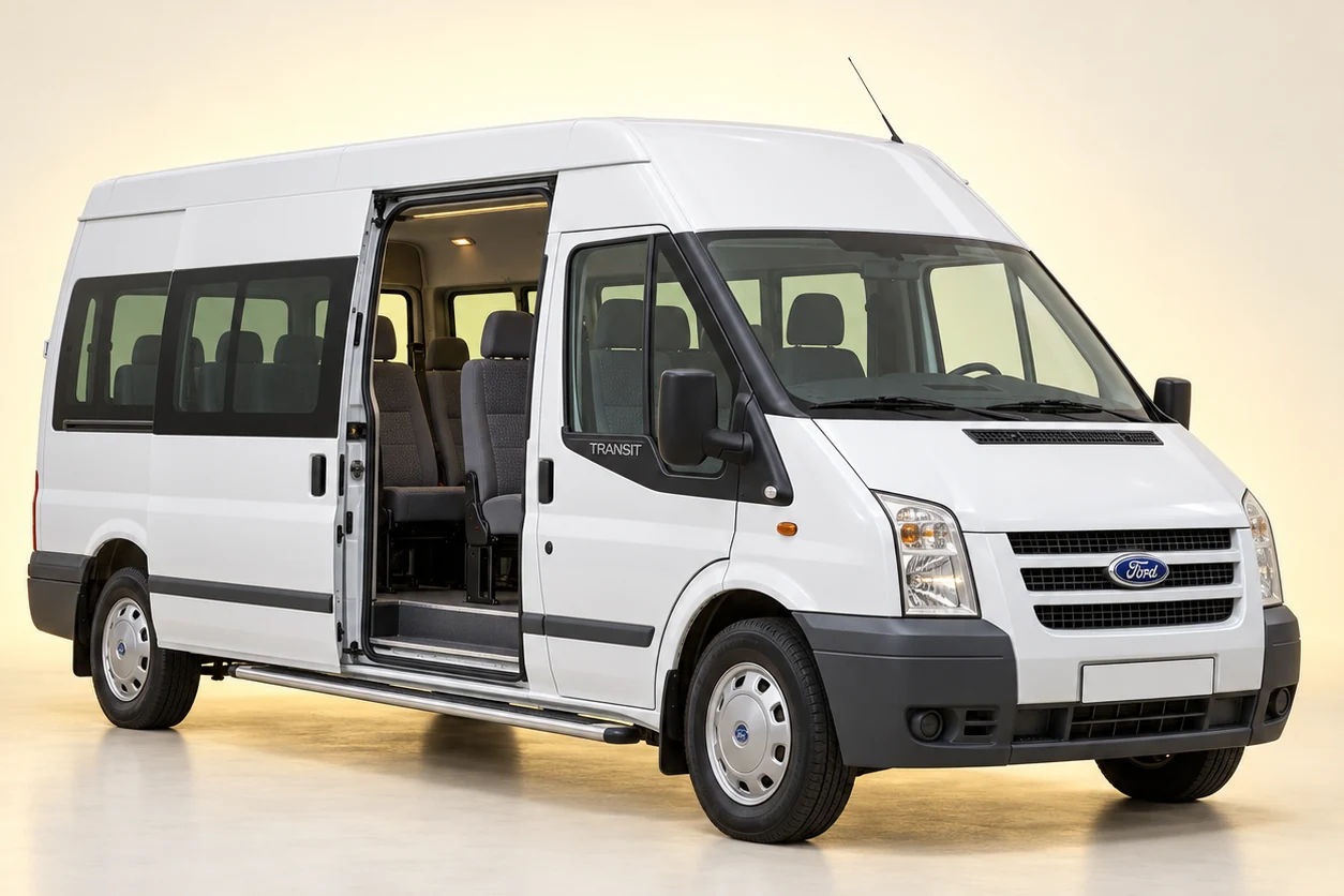 Студийная визуализация Ford Transit с открытой пассажирской дверью
